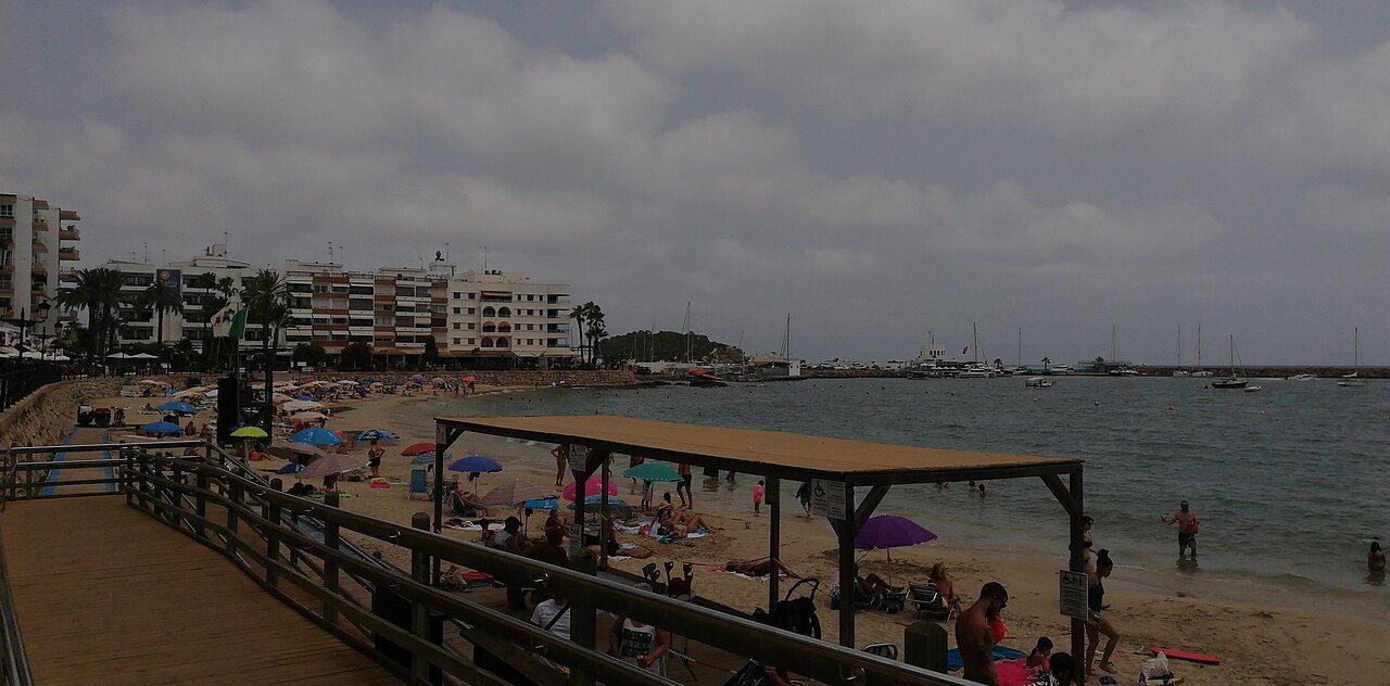 El paseo marítimo, uno de los grandes atractivos de qué ver en Santa Eulalia del Río