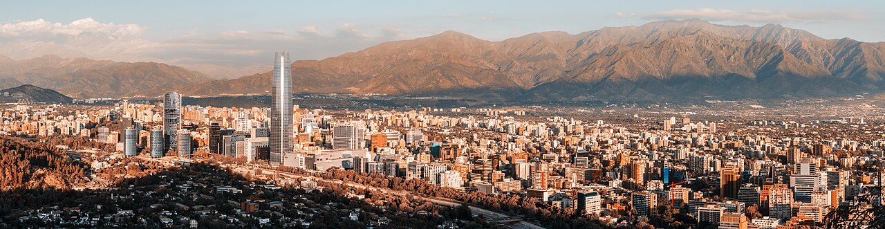 Santiago de Chile a los pies de la Cordillera de los Andes, lo primero que verás al llegar