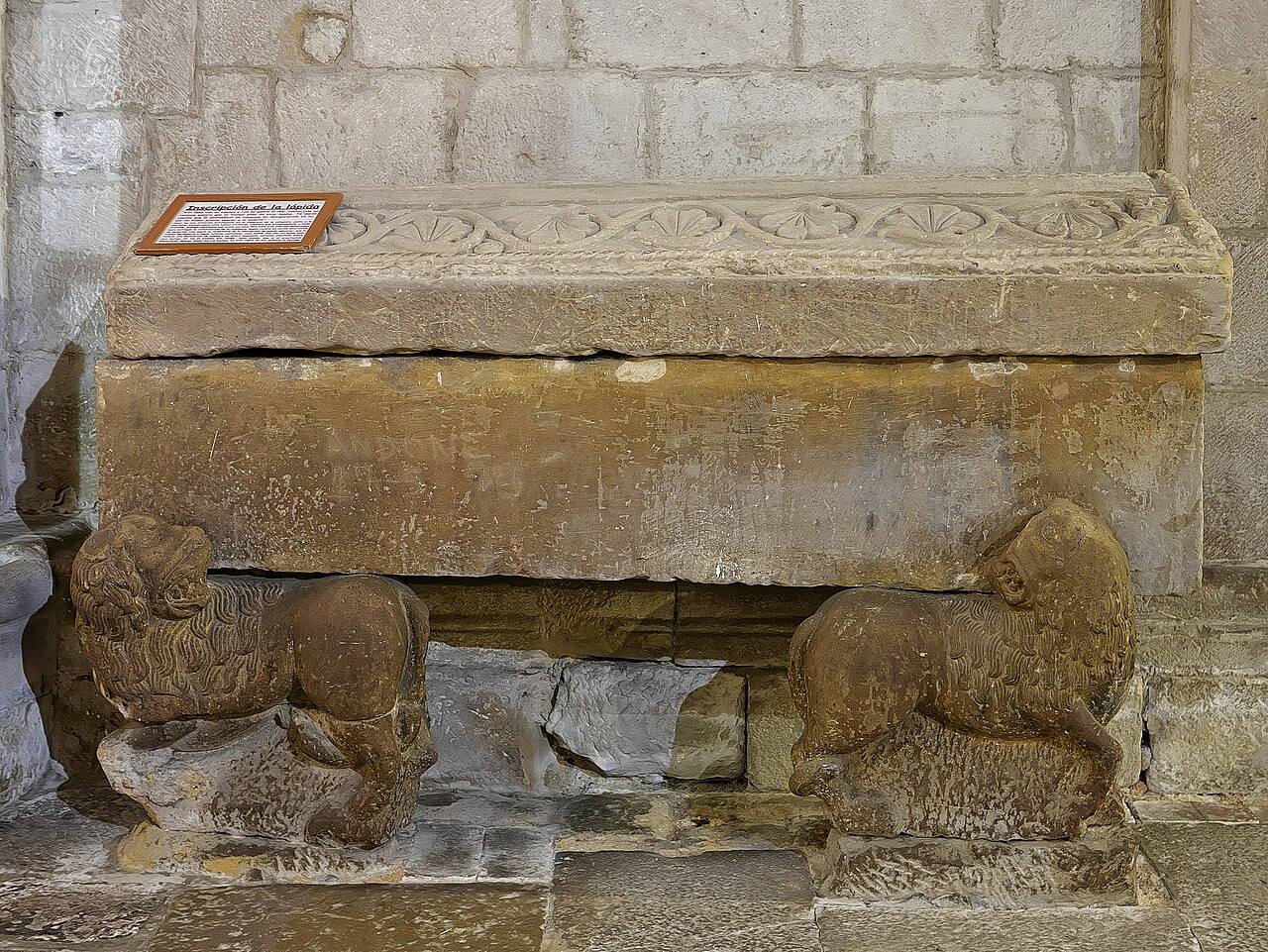 Calles empedradas del casco histórico en una visita guiada por Santillana del Mar.