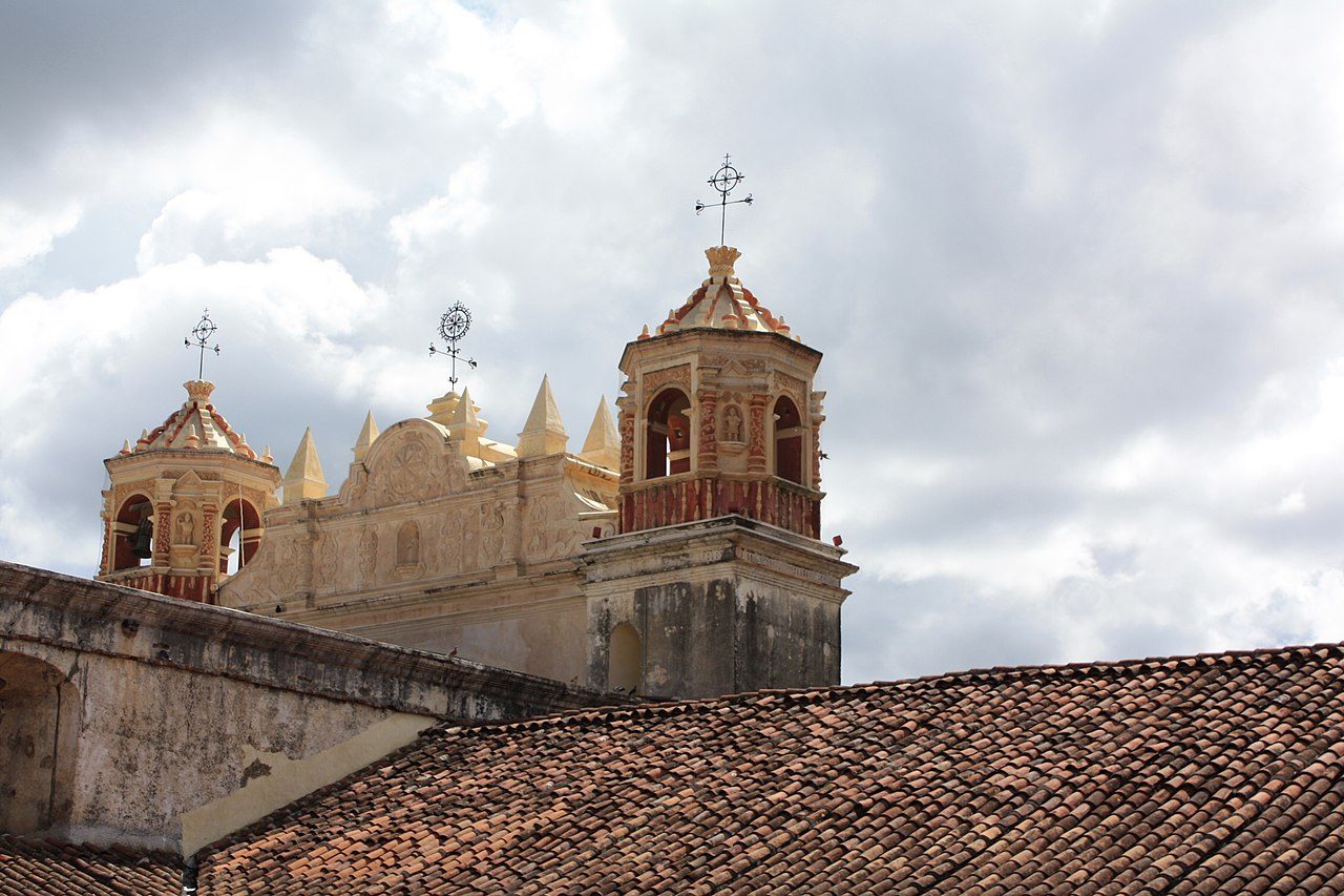 La fachada rosa del Templo de Santo Domingo, imprescindible que ver en San Cristóbal de las Casas