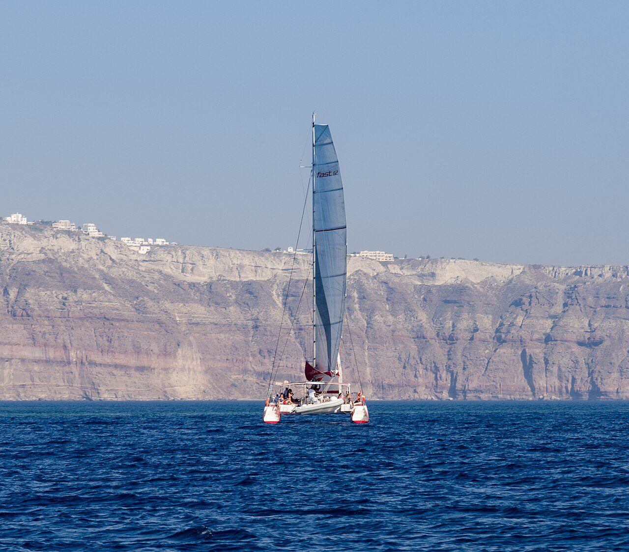 Un paseo en barco por la caldera, la mejor excursión que hacer en Santorini