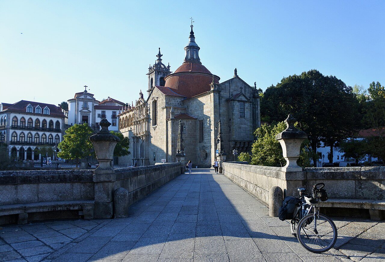 La iglesia de São Gonçalo junto al puente, la imagen más icónica de qué ver en Amarante