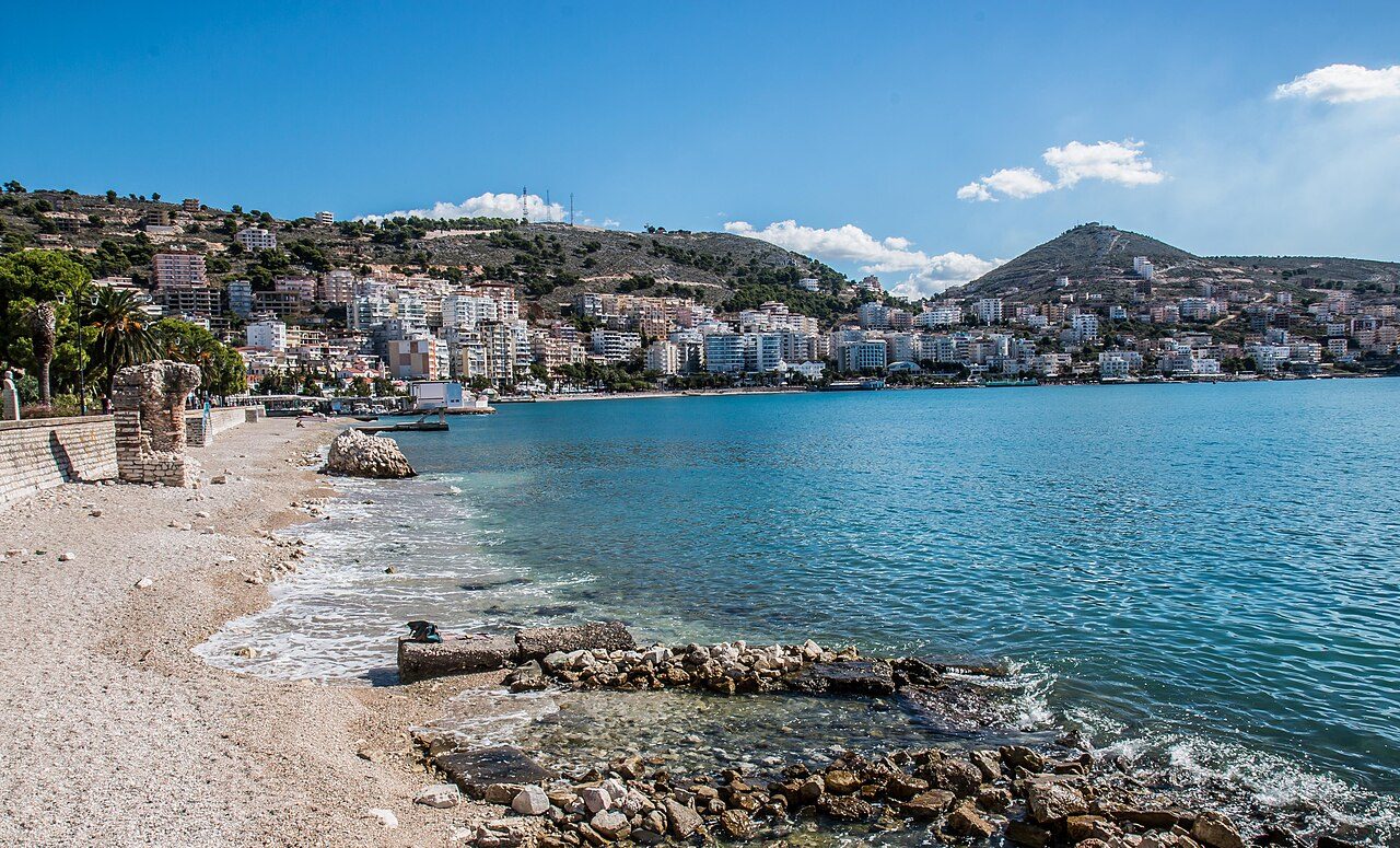 Cruceros y barcos en Saranda navegando por la costa jónica hacia Ksamil