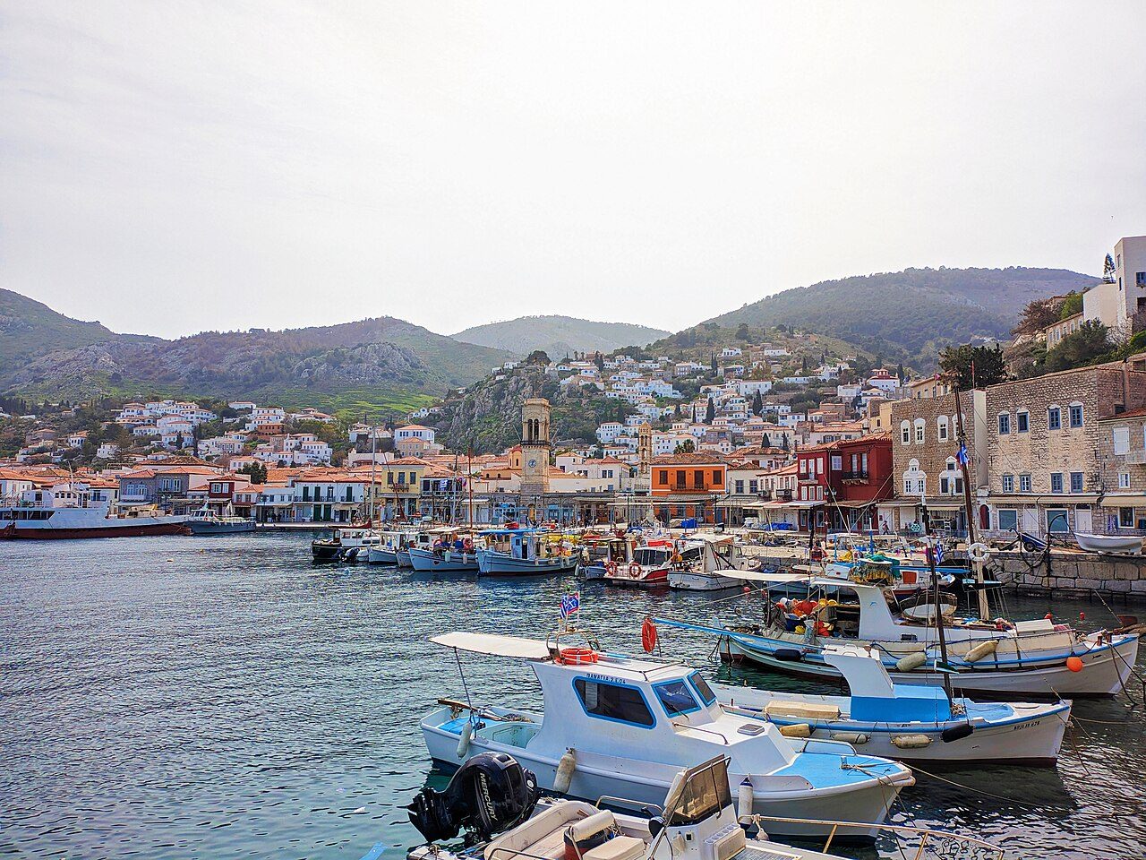 Cruceros y barcos en Atenas: escala en el puerto de Hidra, en el golfo Sárónico.