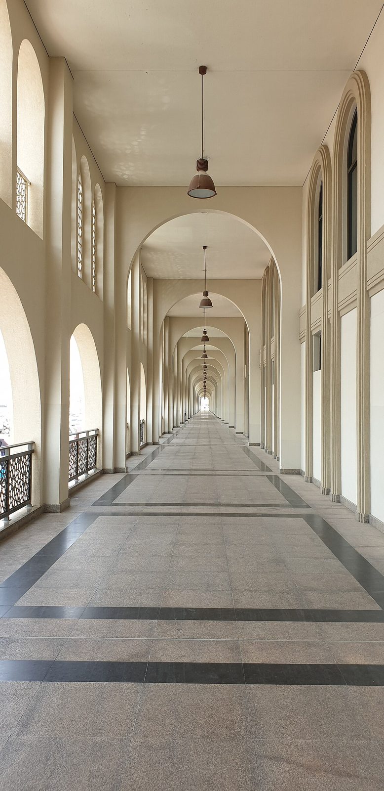 El colorido Souk al-Markazi, parada obligada al ver qué visitar en Sharjah