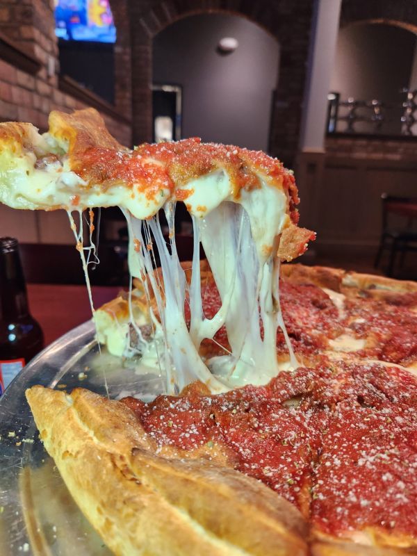 La deep-dish pizza, imprescindible al pensar qué comer en Chicago