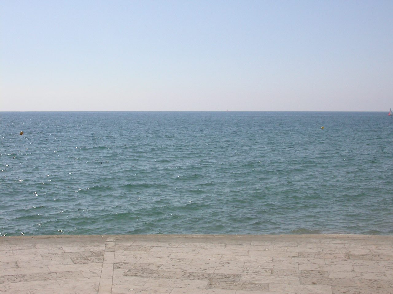Vistas del casco antiguo de Sitges frente al Mediterráneo, uno de los imprescindibles que ver en Sitges