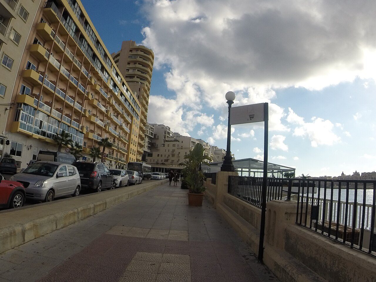 Paseo marítimo de Sliema, punto de partida ideal para descubrir qué ver en Malta
