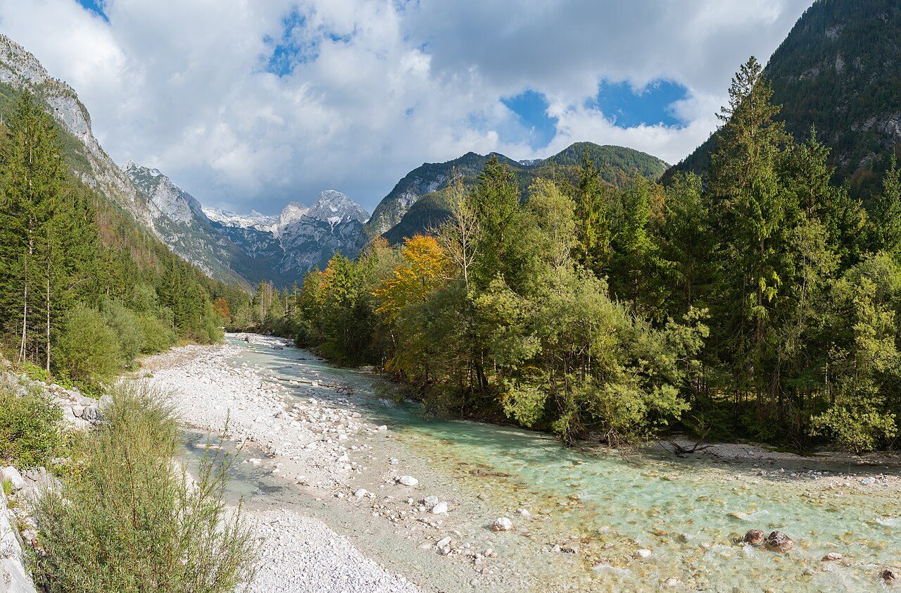 Naturaleza y aventura en Bovec: las aguas turquesa del río Soča
