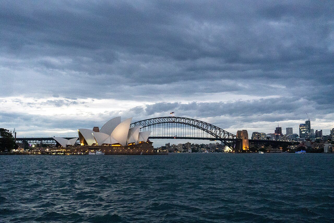 Cruceros y barcos en Sidney navegando frente a la Ópera y el Harbour Bridge