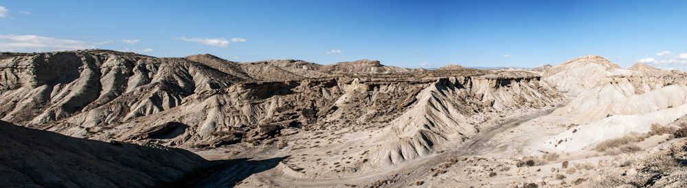 Naturaleza y aventura en Tabernas: el único desierto de Europa al atardecer.