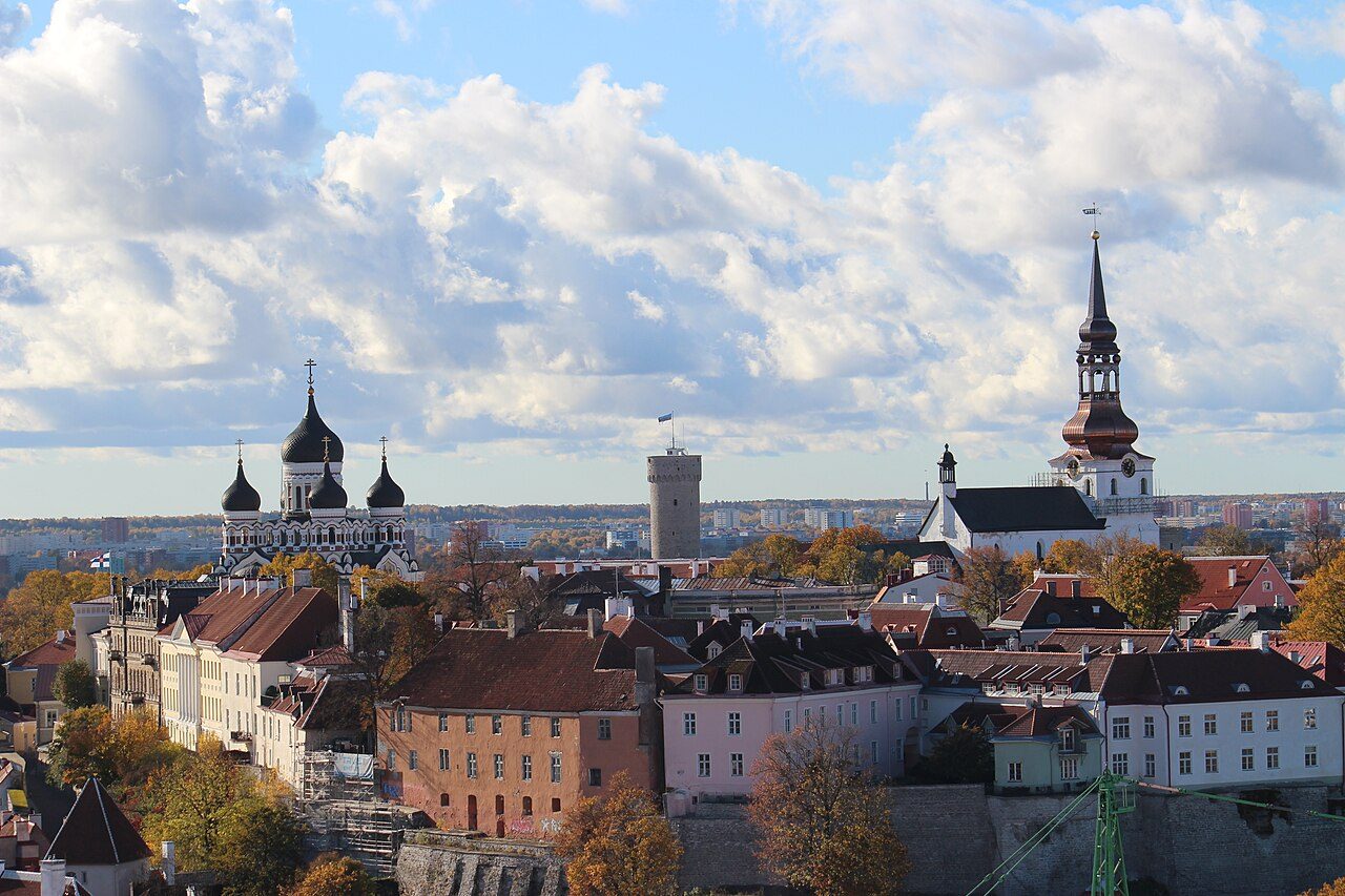 Vistas del casco antiguo desde uno de los cruceros y barcos en Tallin.