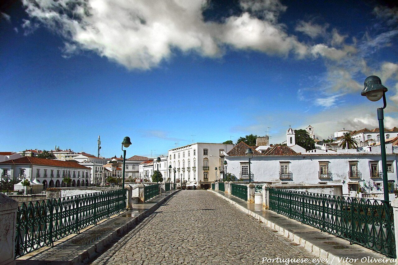 Vistas del casco histórico de Tavira junto al río Gilão, uno de los grandes atractivos que ver en Tavira