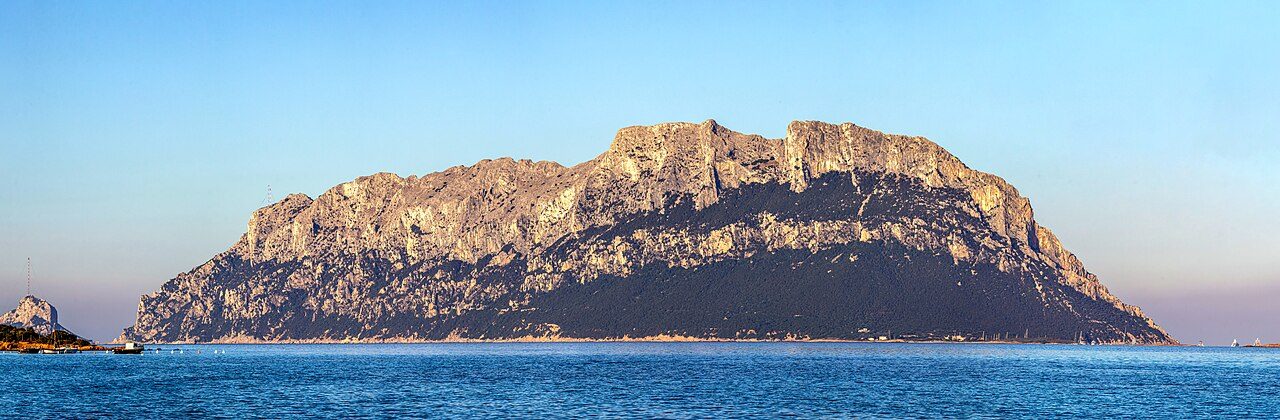 La isla de Tavolara, protagonista de qué ver en San Teodoro desde el mar