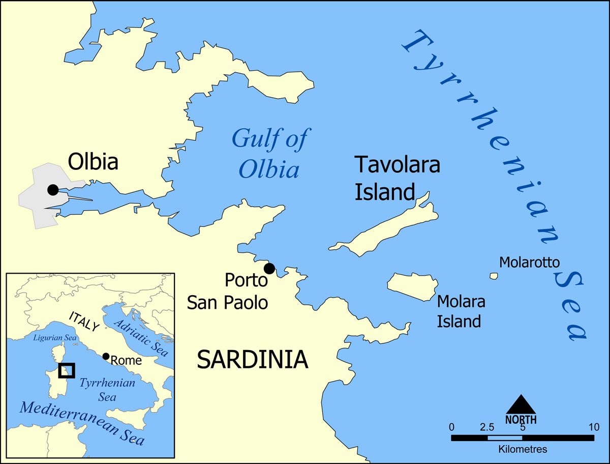 La isla de Tavolara, protagonista de qué ver en San Teodoro desde el mar