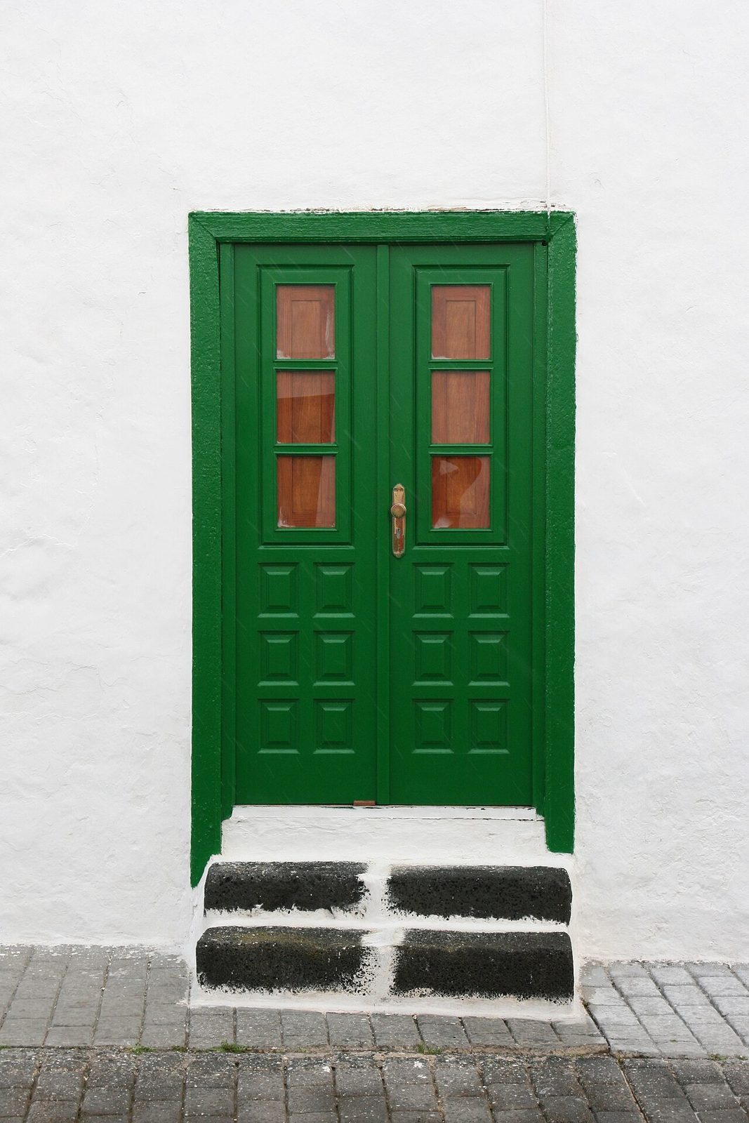 Las características puertas verdes sobre muros encalados que ver en Teguise