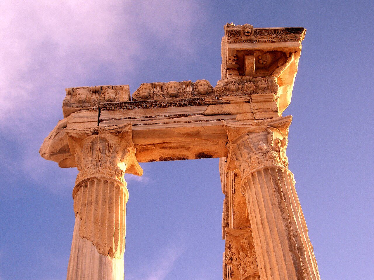 Las columnas del templo de Apolo al atardecer, la imagen más icónica de Side