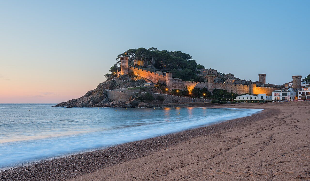 Vista clásica del castillo, uno de los imprescindibles que ver en Tossa de Mar