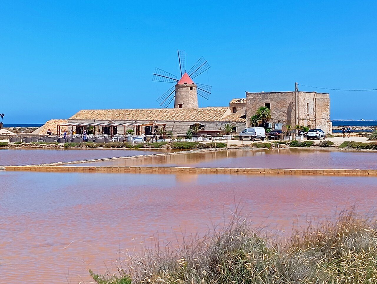 Los molinos y balsas de las salinas, uno de los grandes atractivos de qué ver en Trapani