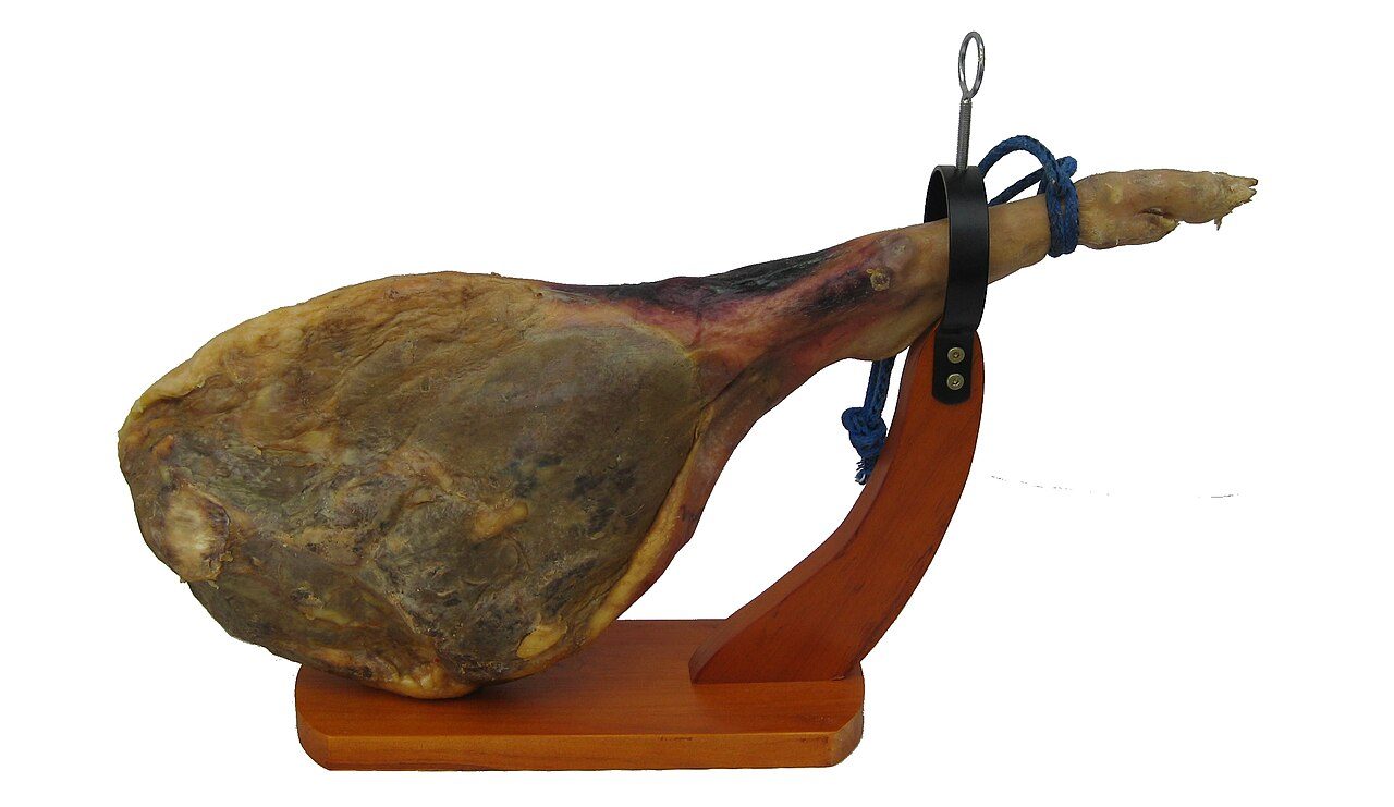 El jamón serrano de Trevélez, protagonista de la visita al museo Vallejo