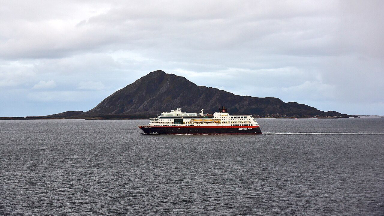 Cruceros y barcos en Svolvaer: navegando hacia el estrecho Trollfjord