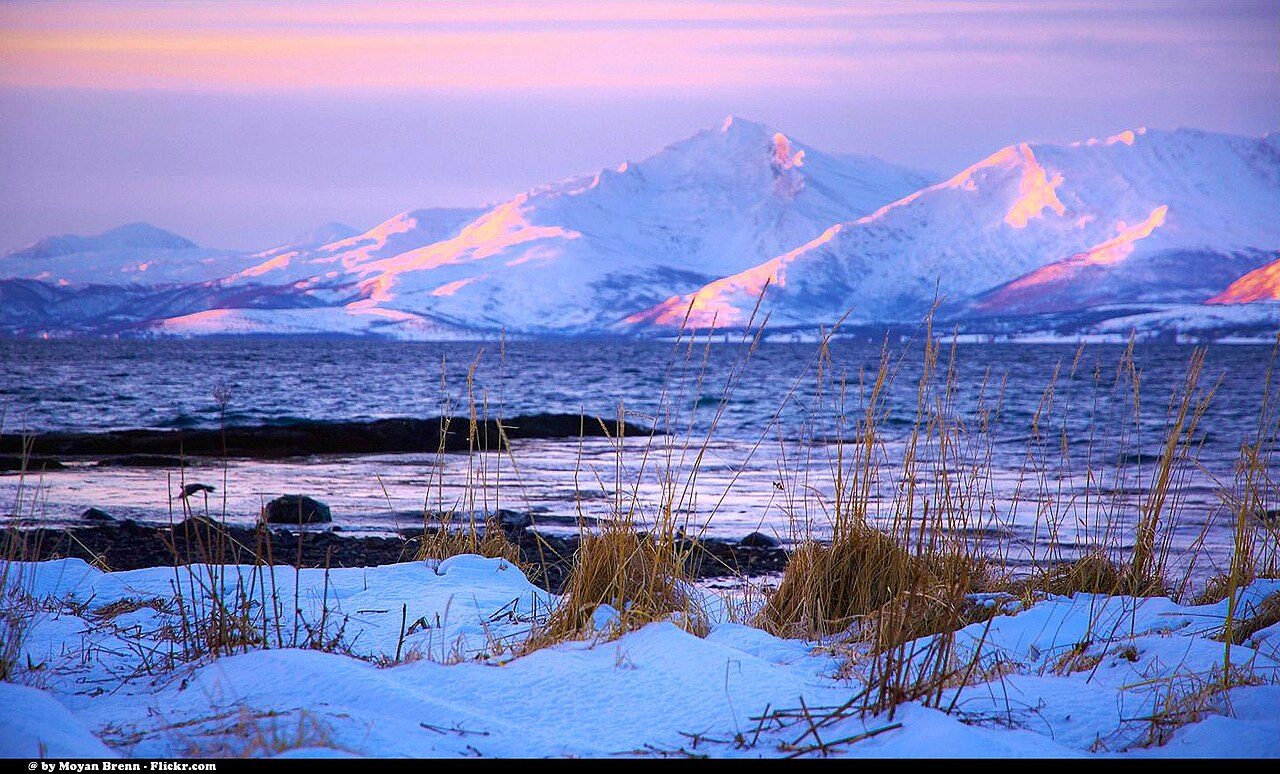 Paisaje de fiordo en una excursión de un día en Tromso.
