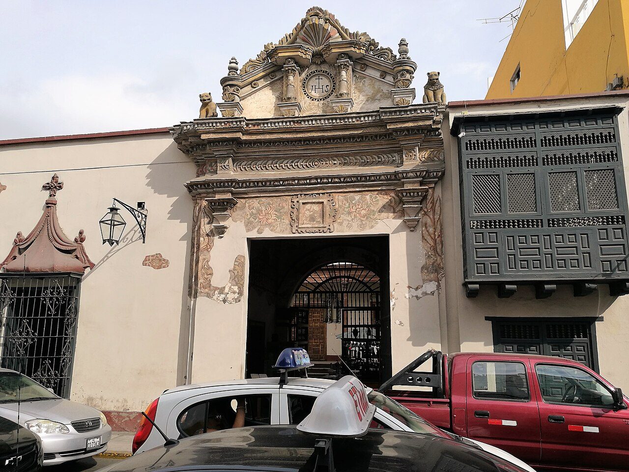 Fachadas coloniales de colores vivos, una imagen típica de qué ver en Trujillo, Perú