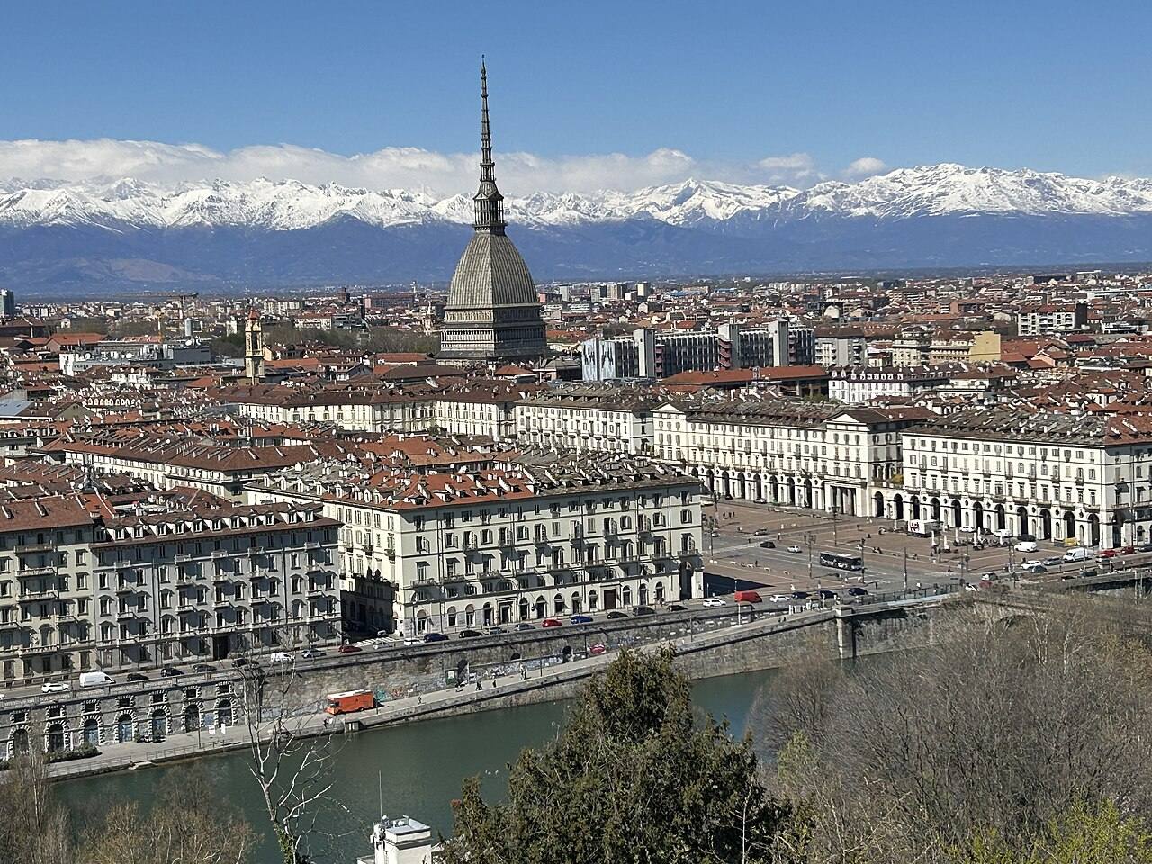 Vistas de Turín con los Alpes al fondo, uno de los grandes atractivos de qué ver en Turín