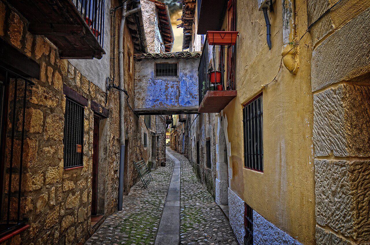 Vista clásica de qué ver en Valderrobres: el casco medieval junto al río Matarraña