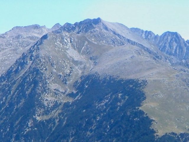 La carretera L-500 conecta los pueblos románicos camino de Tahull