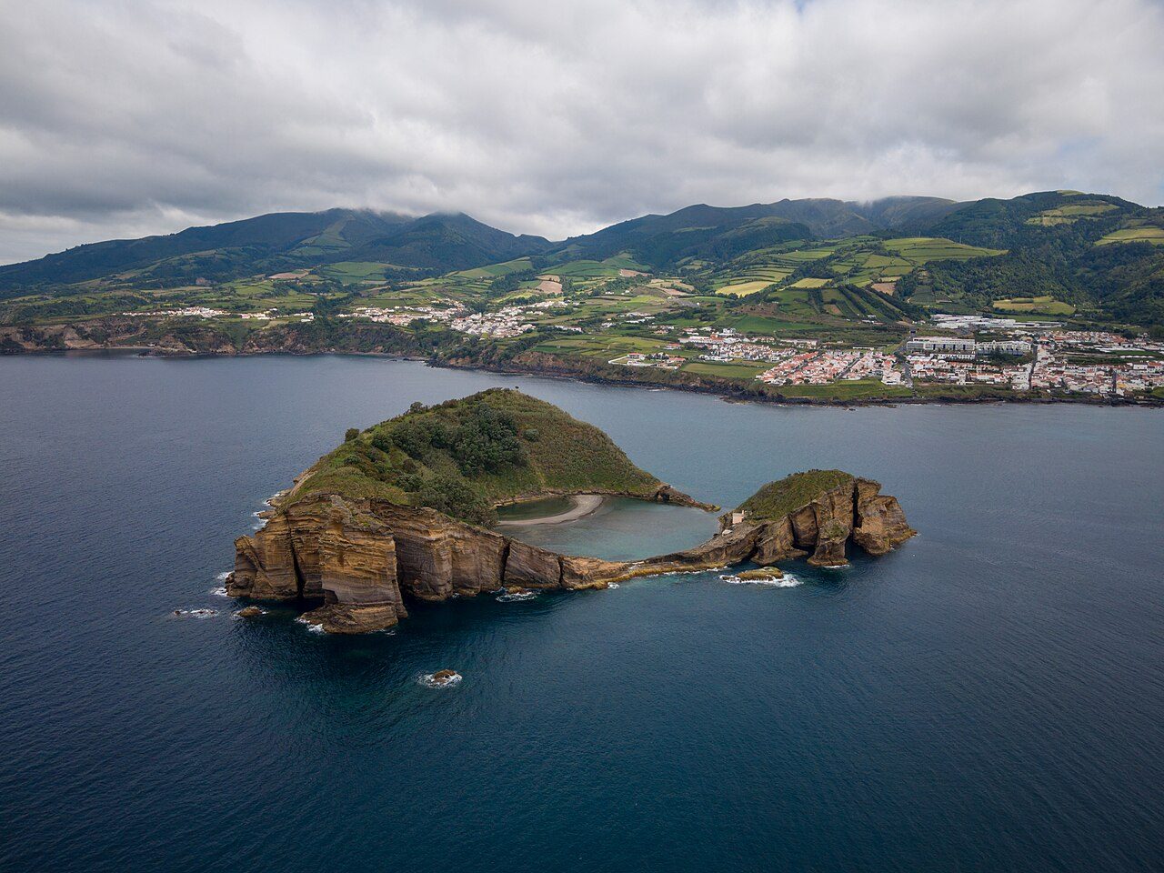 Naturaleza y aventura en Vila Franca do Campo: aguas cristalinas del islote volcánico.
