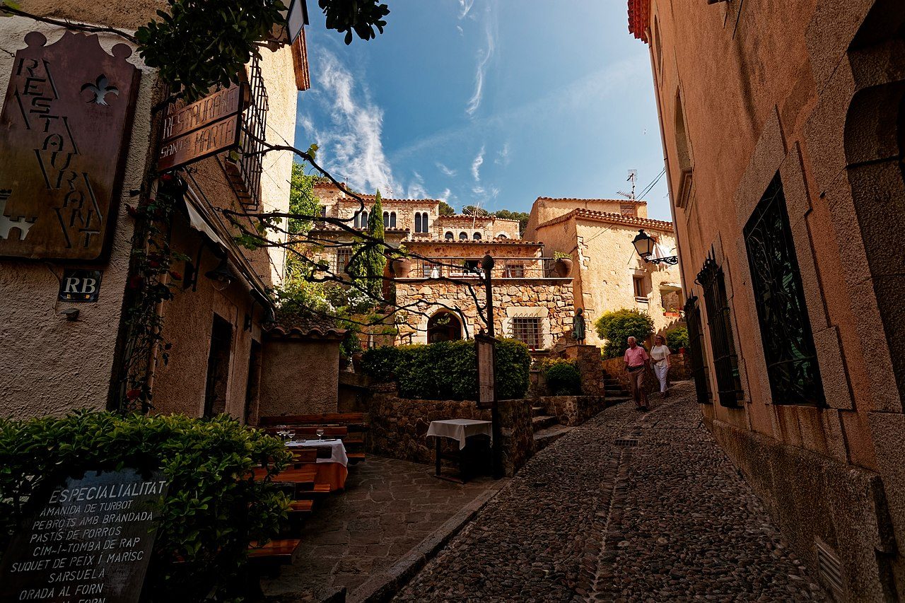 Las callejuelas empedradas de la Vila Vella, corazón de lo que ver en Tossa de Mar