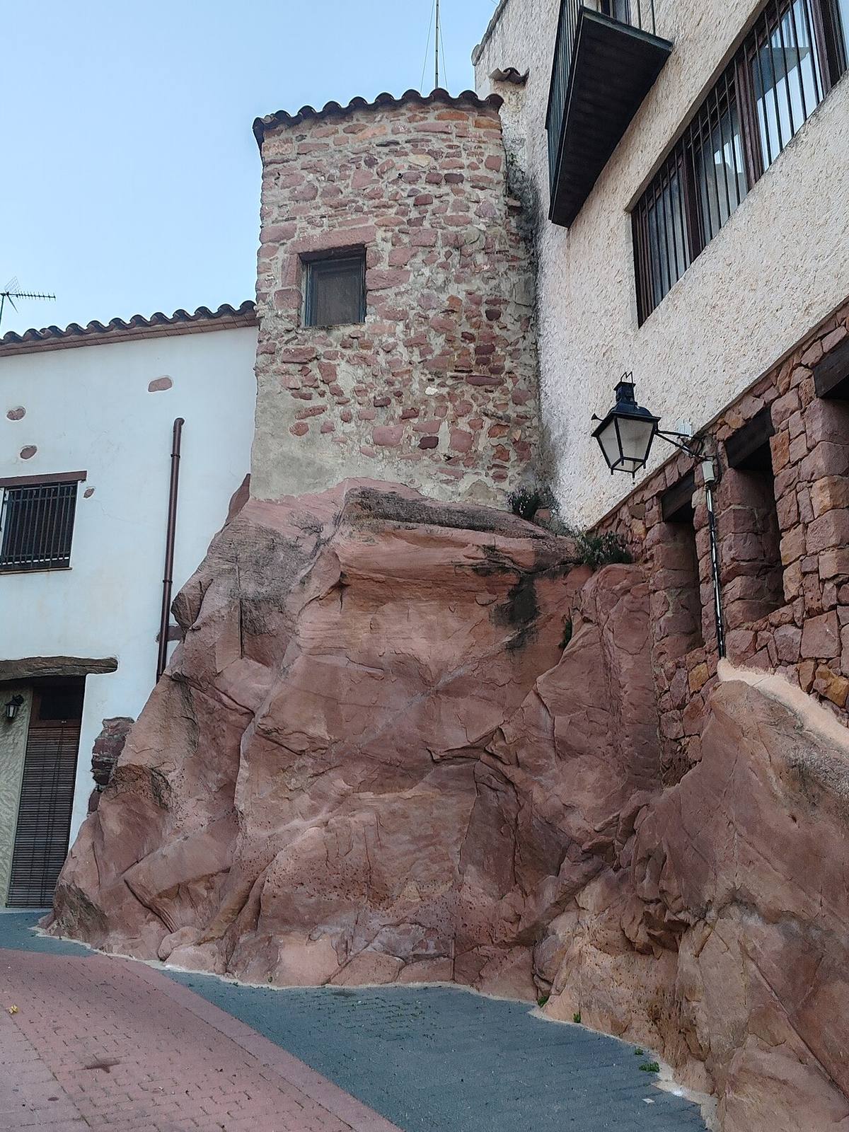Calles de piedra rojiza en Vilafamés, uno de los pueblos más fotogénicos de Castellón
