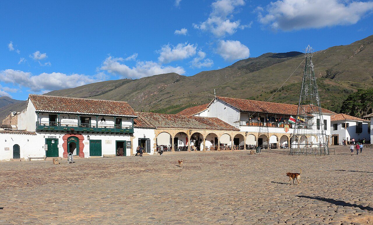 La inmensa Plaza Mayor, parada obligada al ver qué visitar en Villa de Leyva