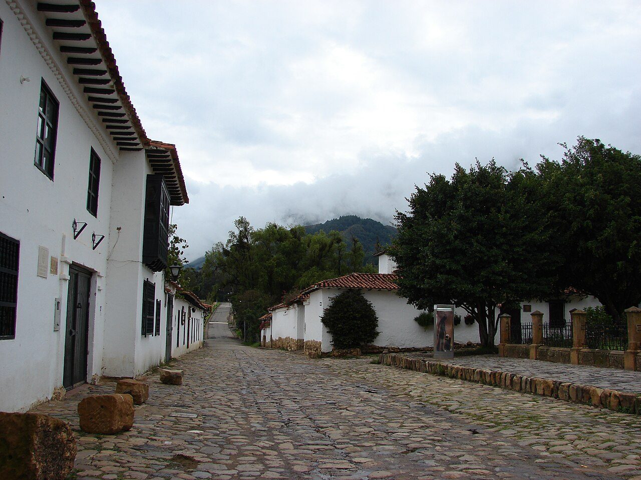 Las calles empedradas y fachadas blancas de Villa de Leyva, uno de los imprescindibles que ver en el pueblo