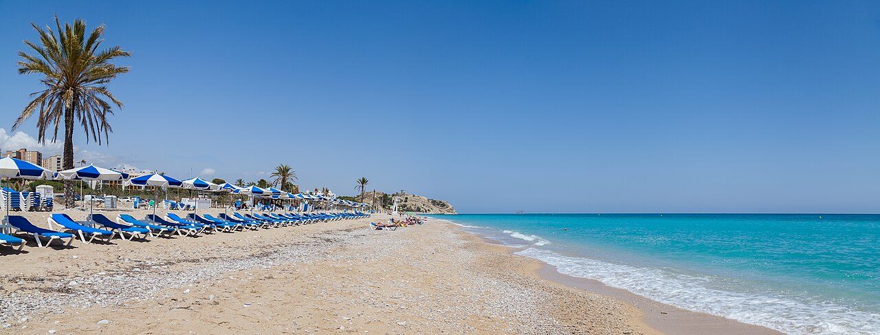 Las playas de aguas turquesa son otro imprescindible de qué ver en Villajoyosa