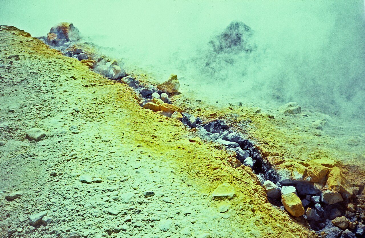 Las fumarolas amarillas del Gran Cráter, lo más impresionante que ver en Vulcano