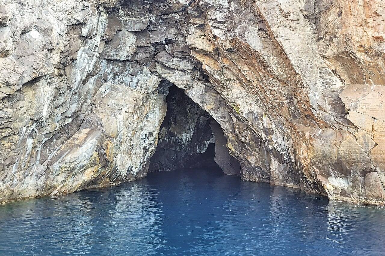 Llegada en hidroala al Puerto de Levante, la puerta de entrada a Vulcano