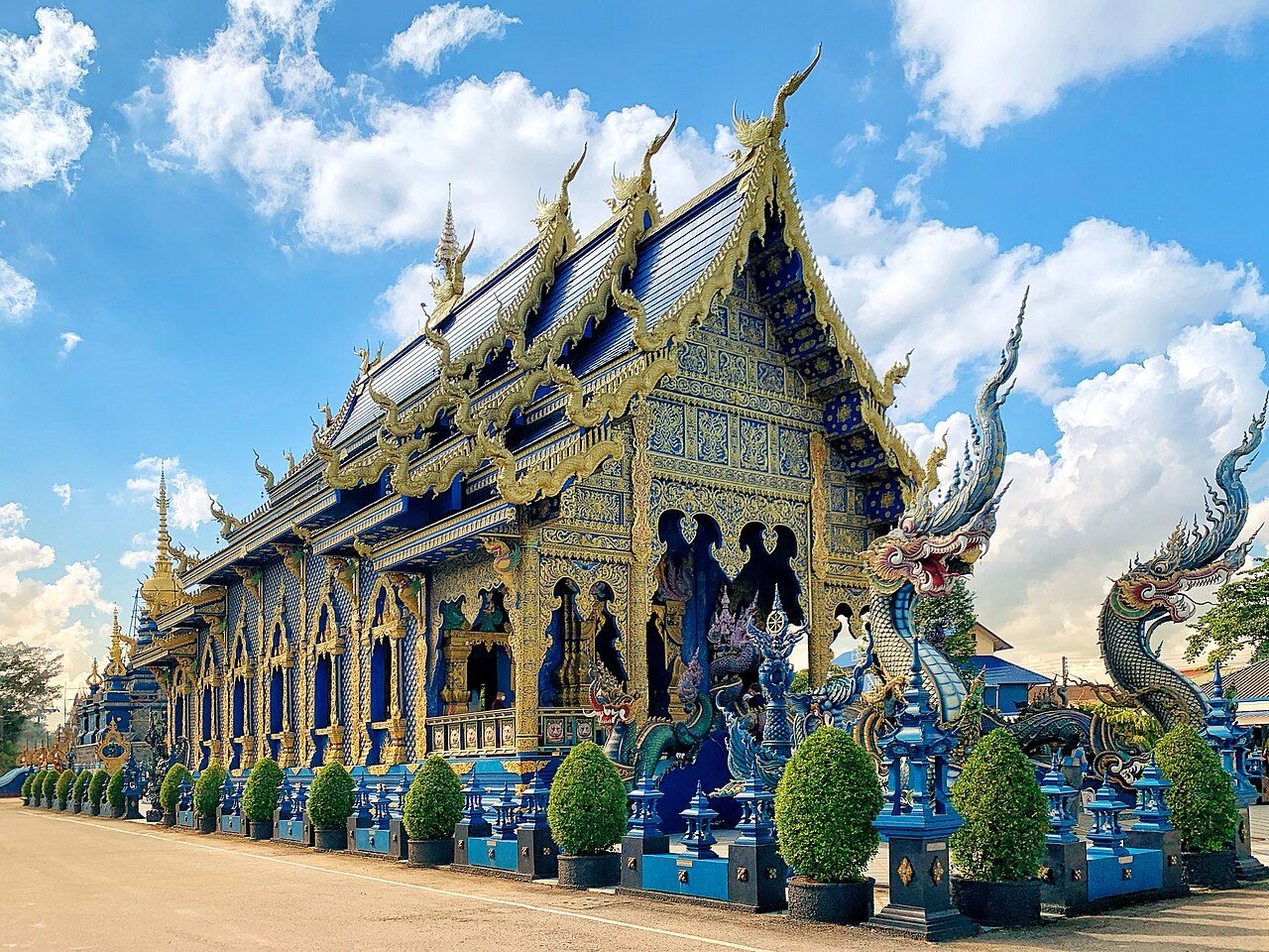 El interior del Templo Azul, una de las paradas clave del itinerario por Chiang Rai