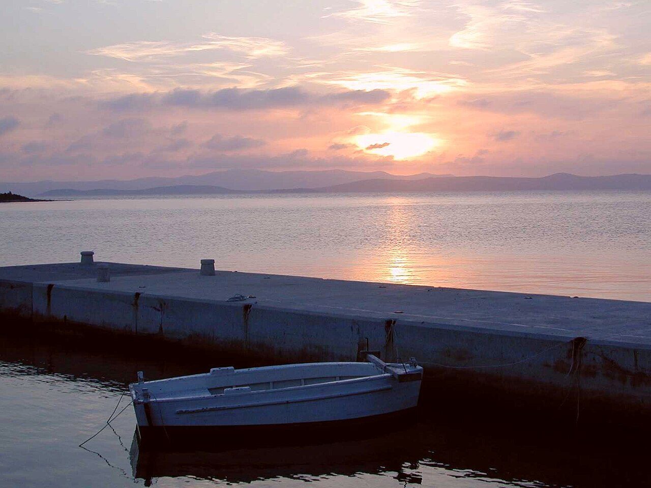 Cruceros y barcos en Zadar navegando entre las islas del archipiélago dálmata