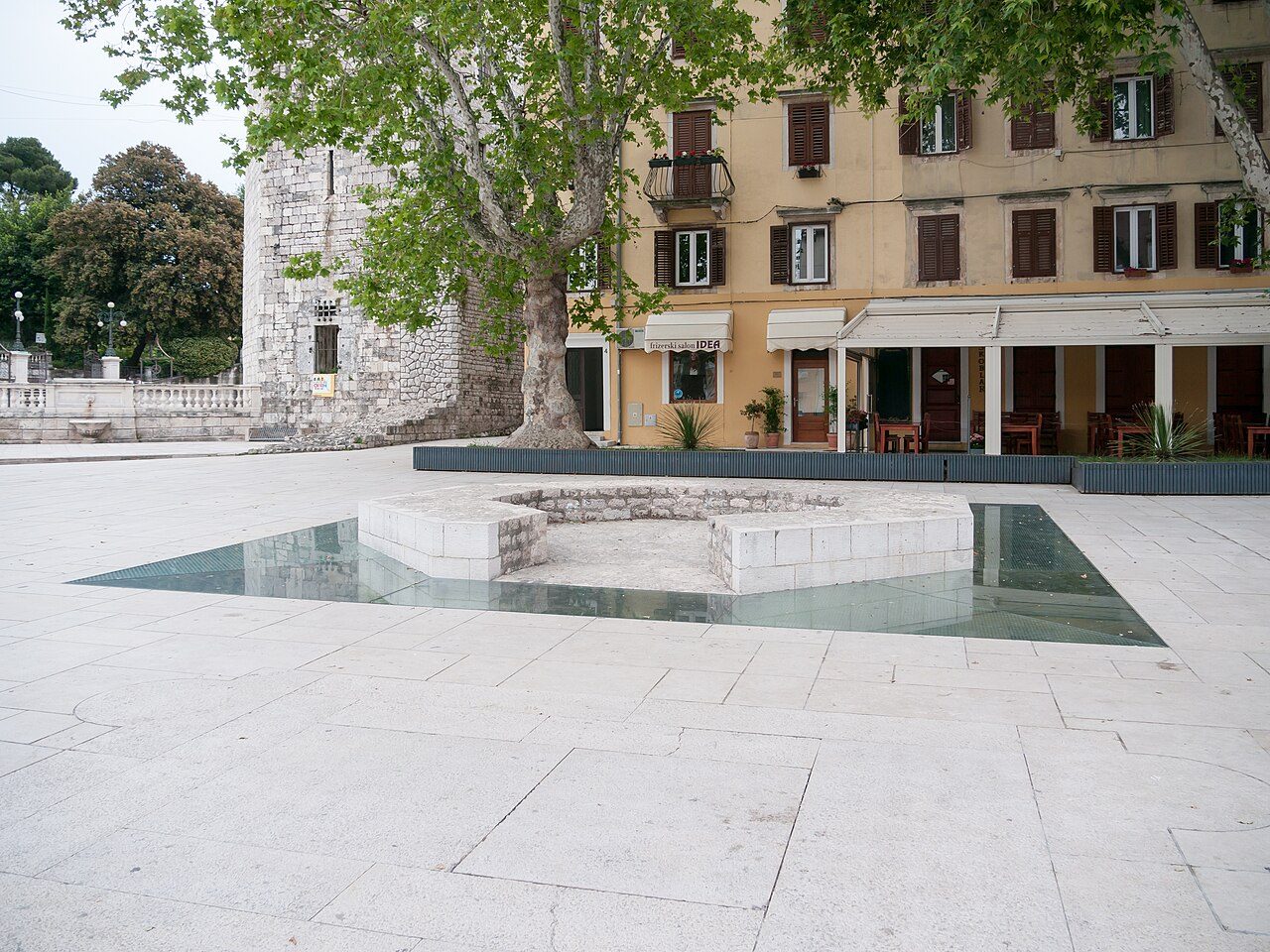 El casco antiguo amurallado de Zadar asomado al Adriático