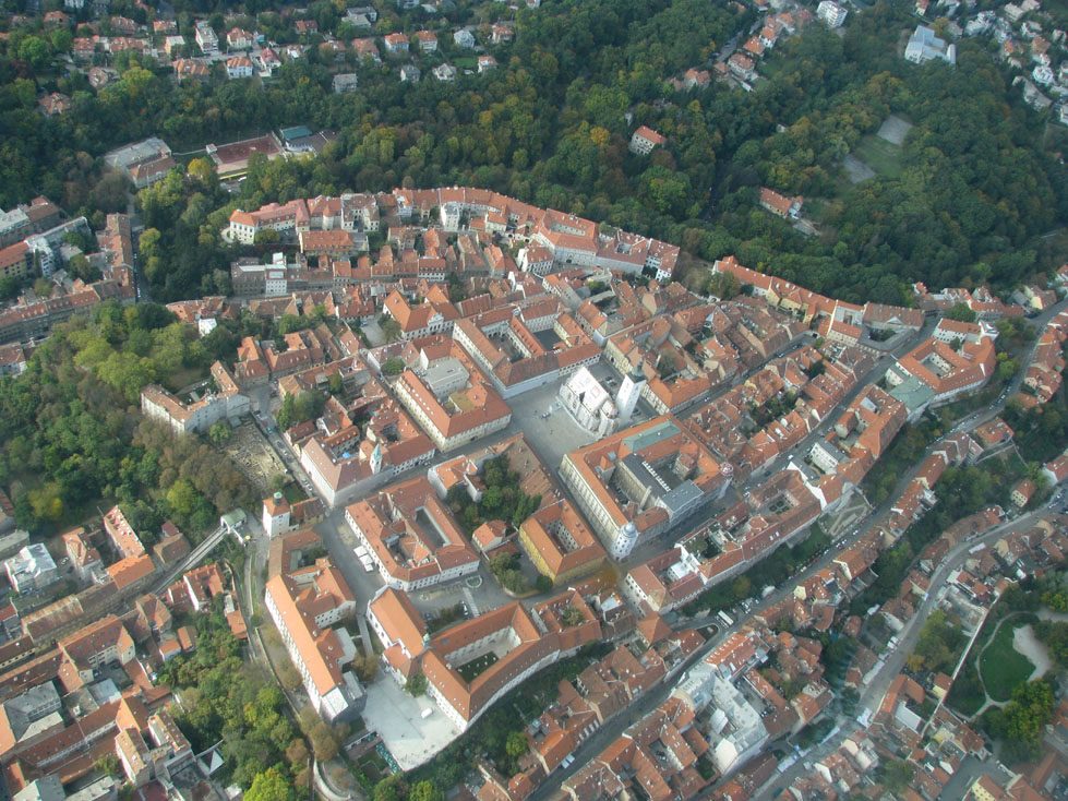 Vista panorámica de la Ciudad Alta, uno de los grandes atractivos de qué ver en Zagreb