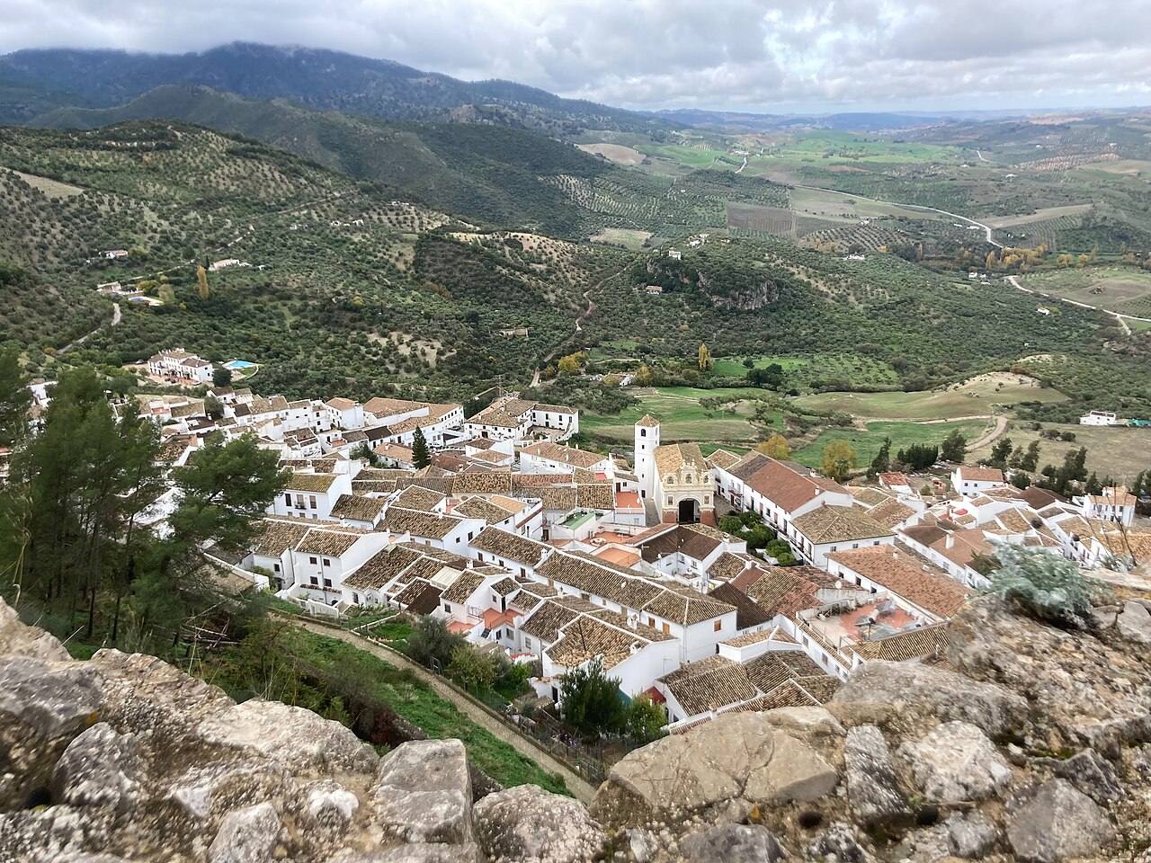 La Torre del Homenaje del castillo, uno de los lugares imprescindibles que ver en Zahara de la Sierra