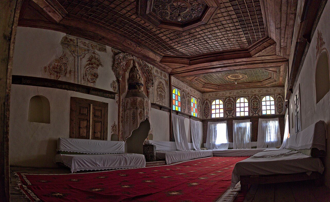 Interior de una casa-torre otomana en Gjirokastra, sus museos más singulares