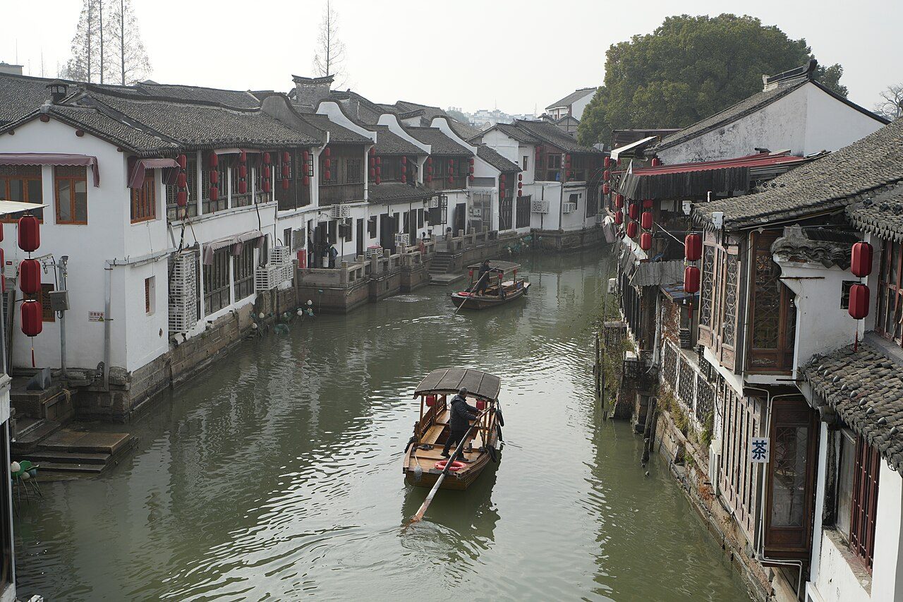 Canales y puentes de piedra en una excursión de un día en Shanghai a Zhujiajiao.