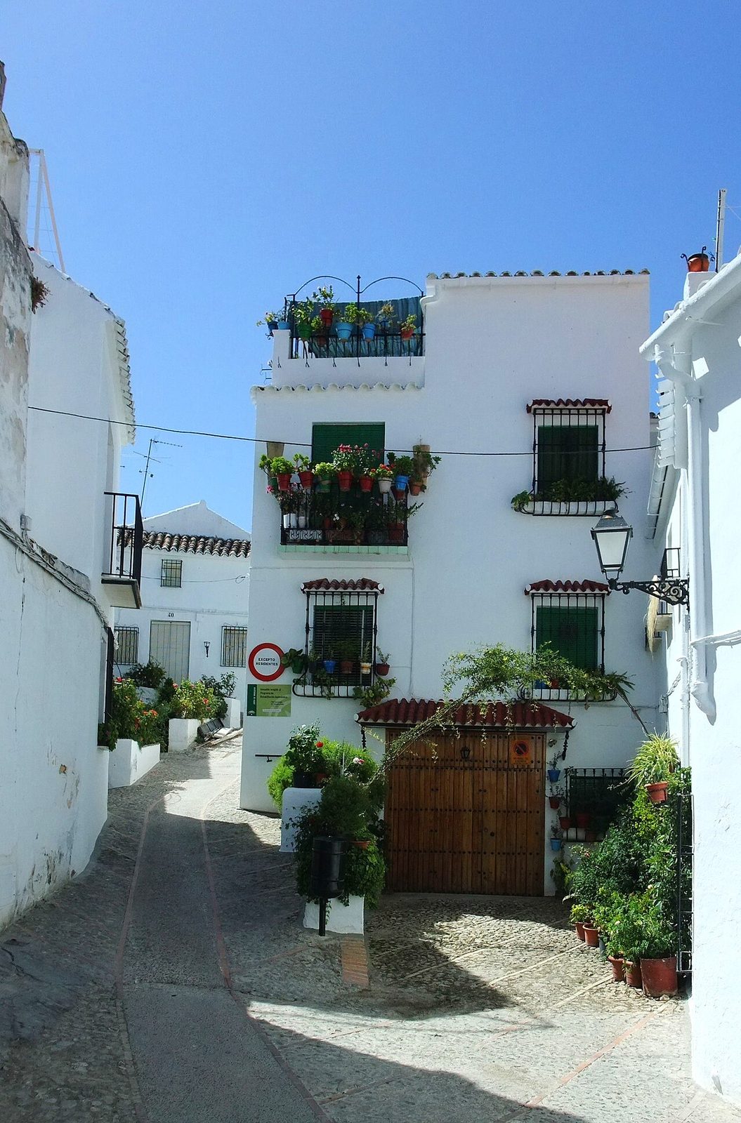 Callejear por el casco histórico es parte de lo que ver en Zuheros