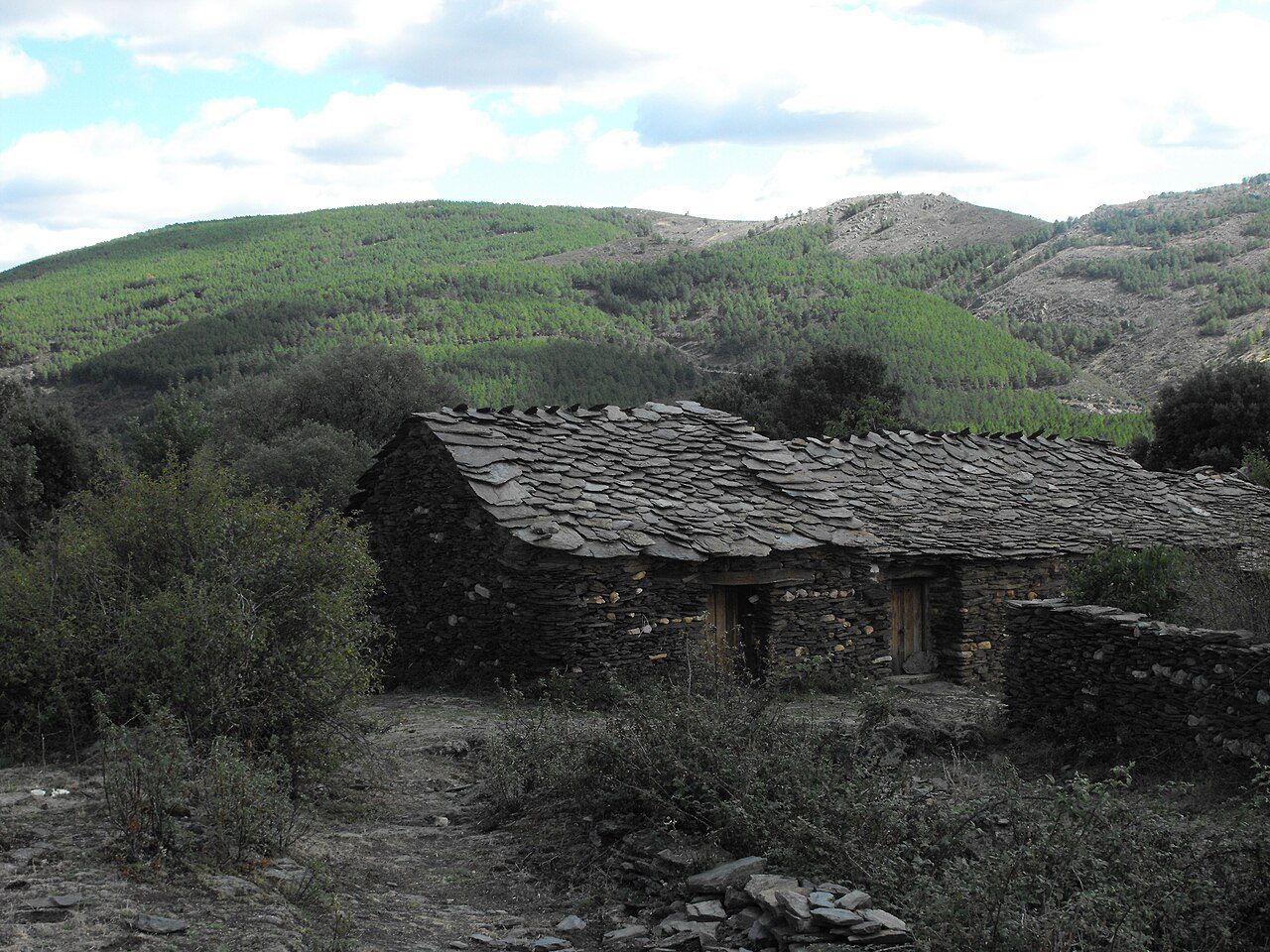 Casas de pizarra negra en la Sierra Norte, la ruta más singular que ver en Guadalajara