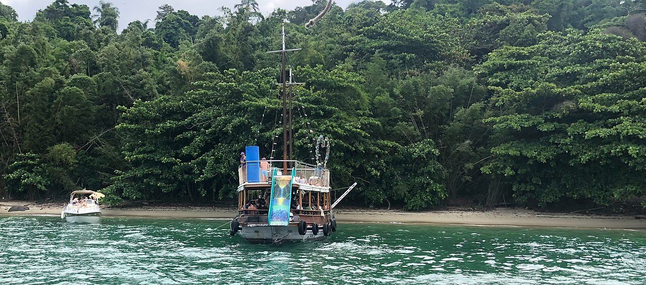Un paseo en barco, la mejor forma de ver las islas de Angra dos Reis