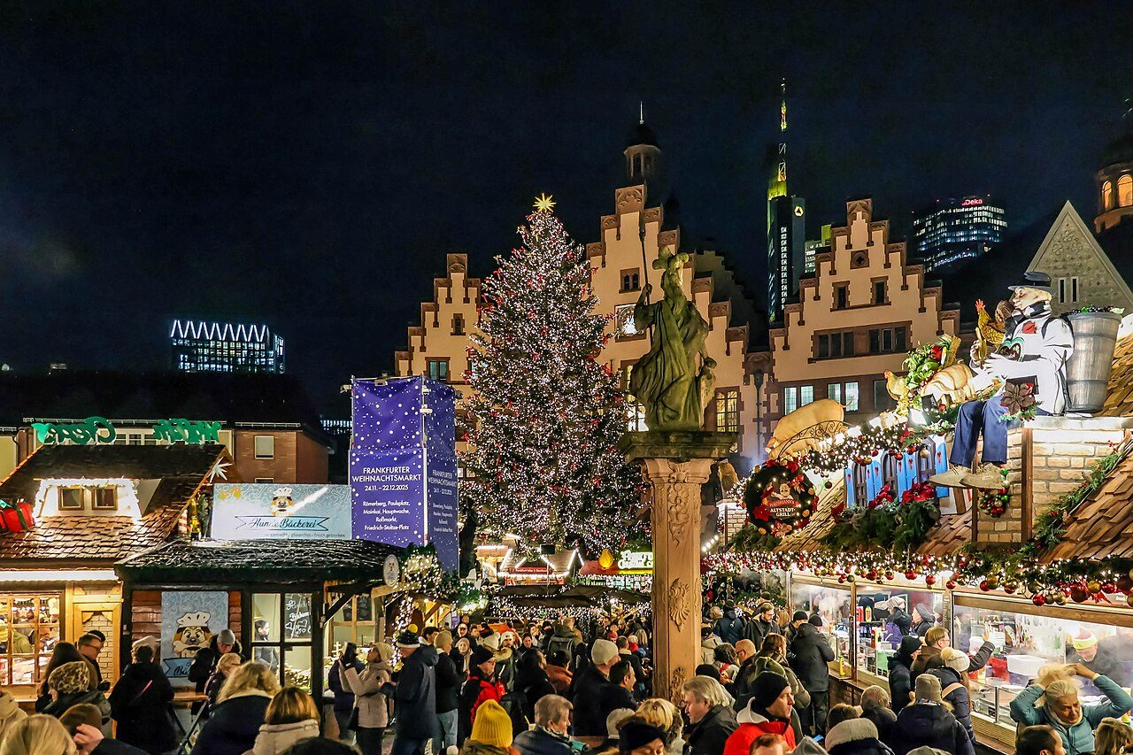 El mercadillo navideño de la plaza Römerberg, una de las mejores cosas que ver en Frankfurt en invierno
