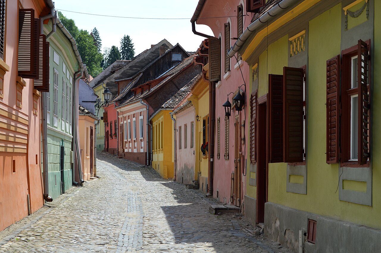 Casas de colores en la plaza de la Ciudadela, esencia de qué ver en Sighisoara